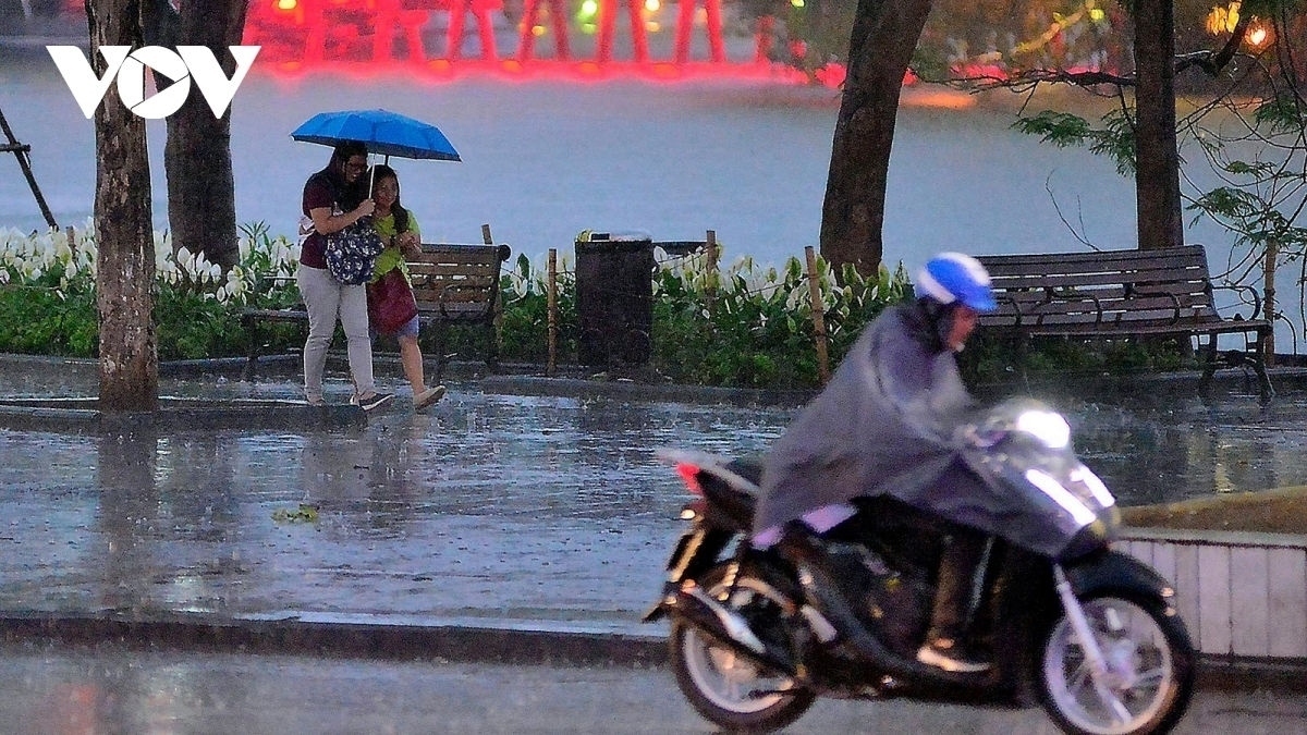 Heavy rain breaks scorching heat in Vietnam